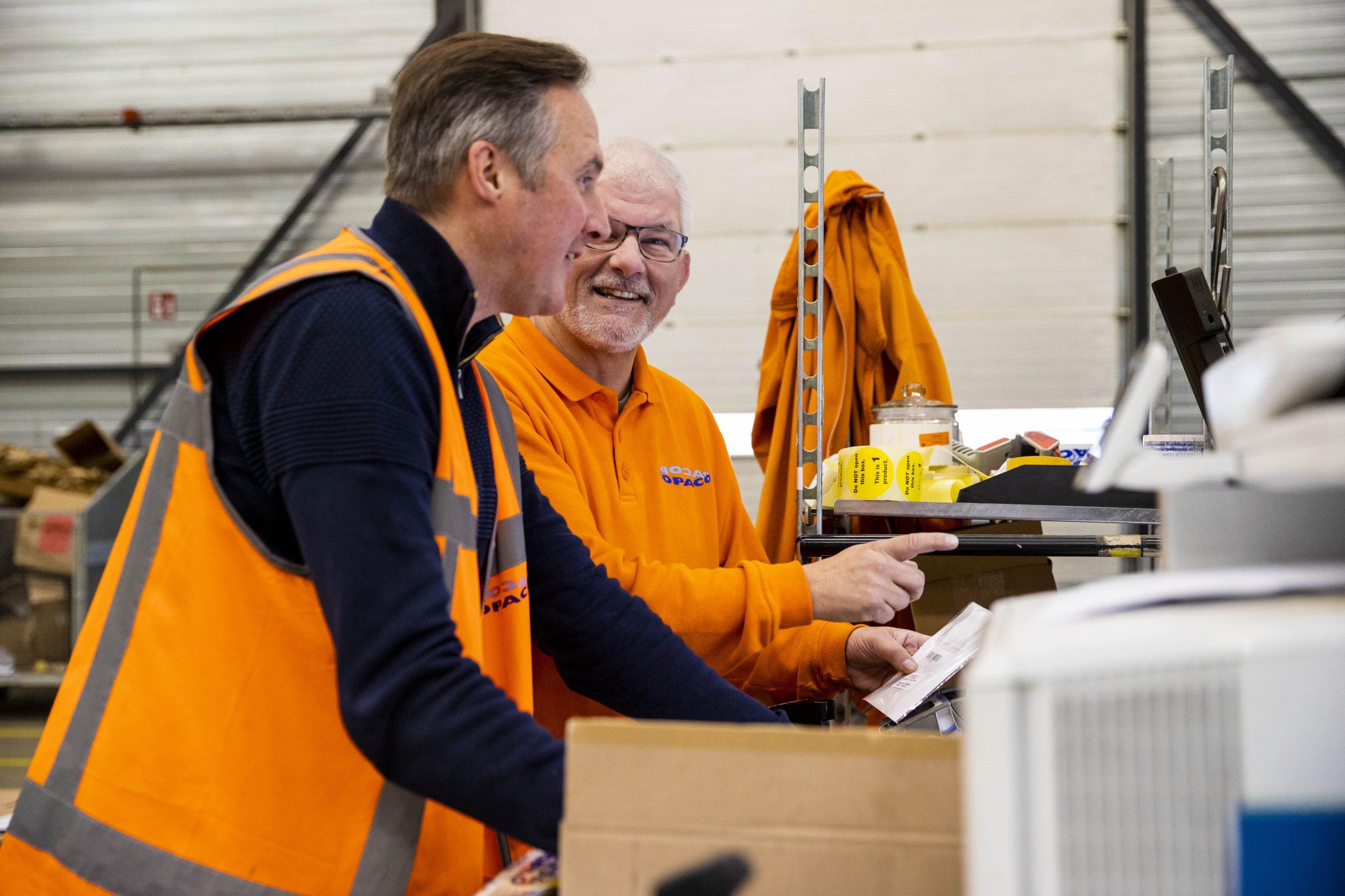 2 collega's van Yours Value Logistics in gesprek over fulfilment en dropshipping