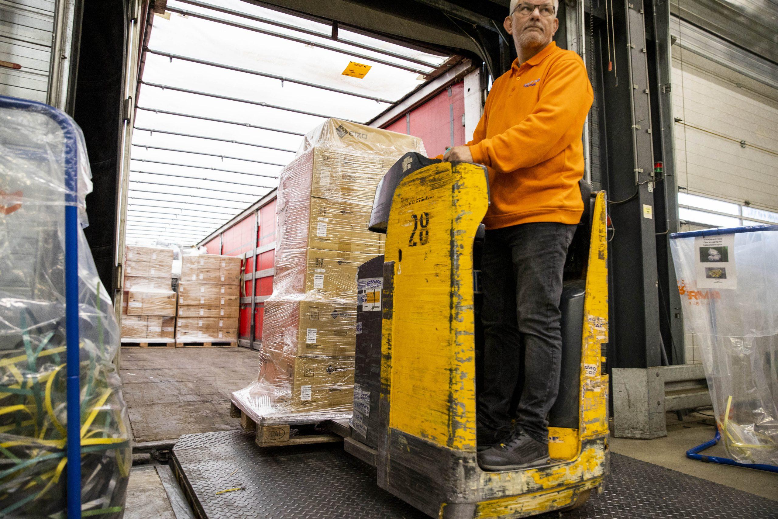 Goederenontvangst wordt verwerkt door een medewerker van Yours Value Logistics