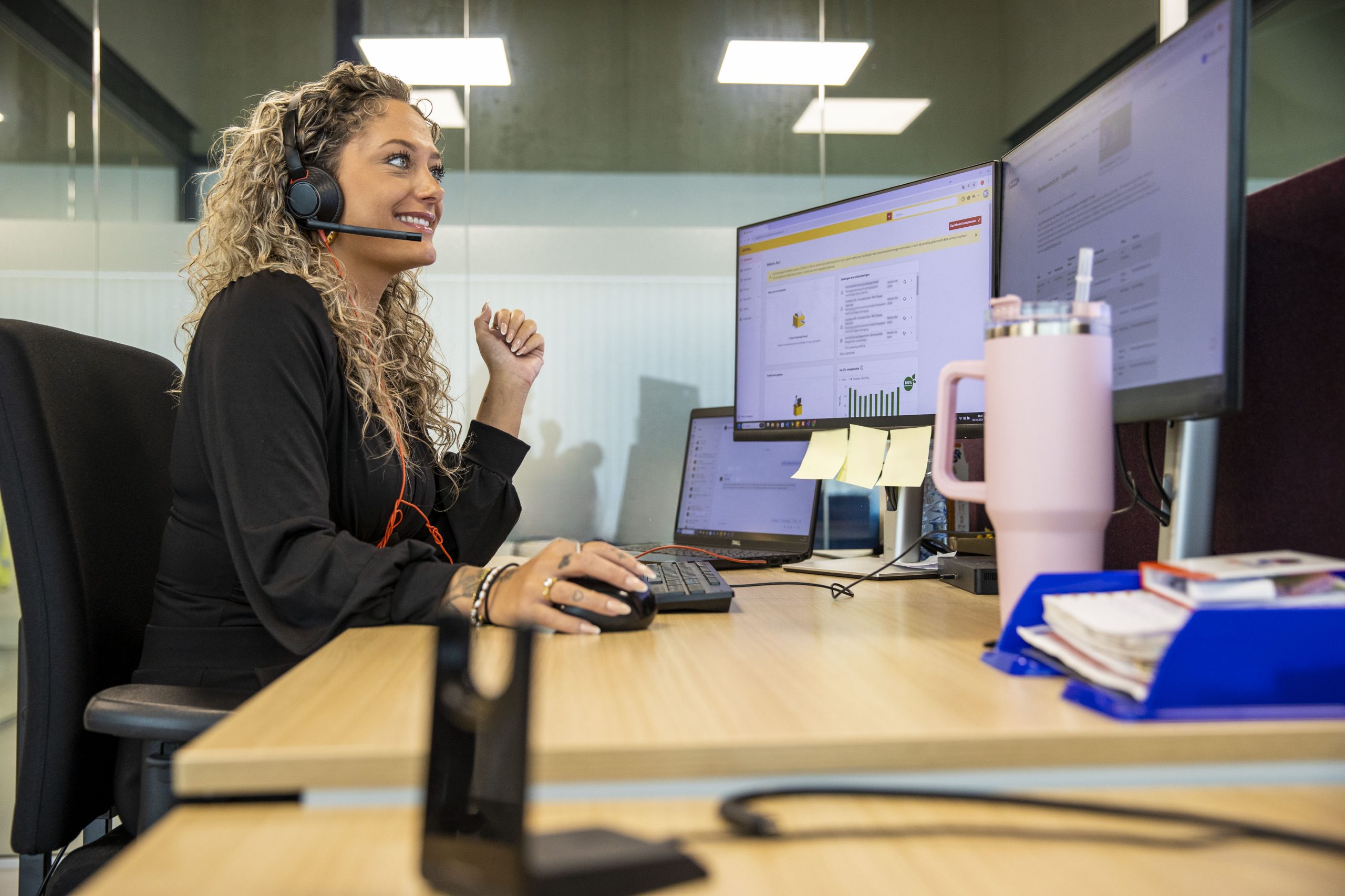 Werknemer Yours Value Logistics bekijkt retouren op de computer