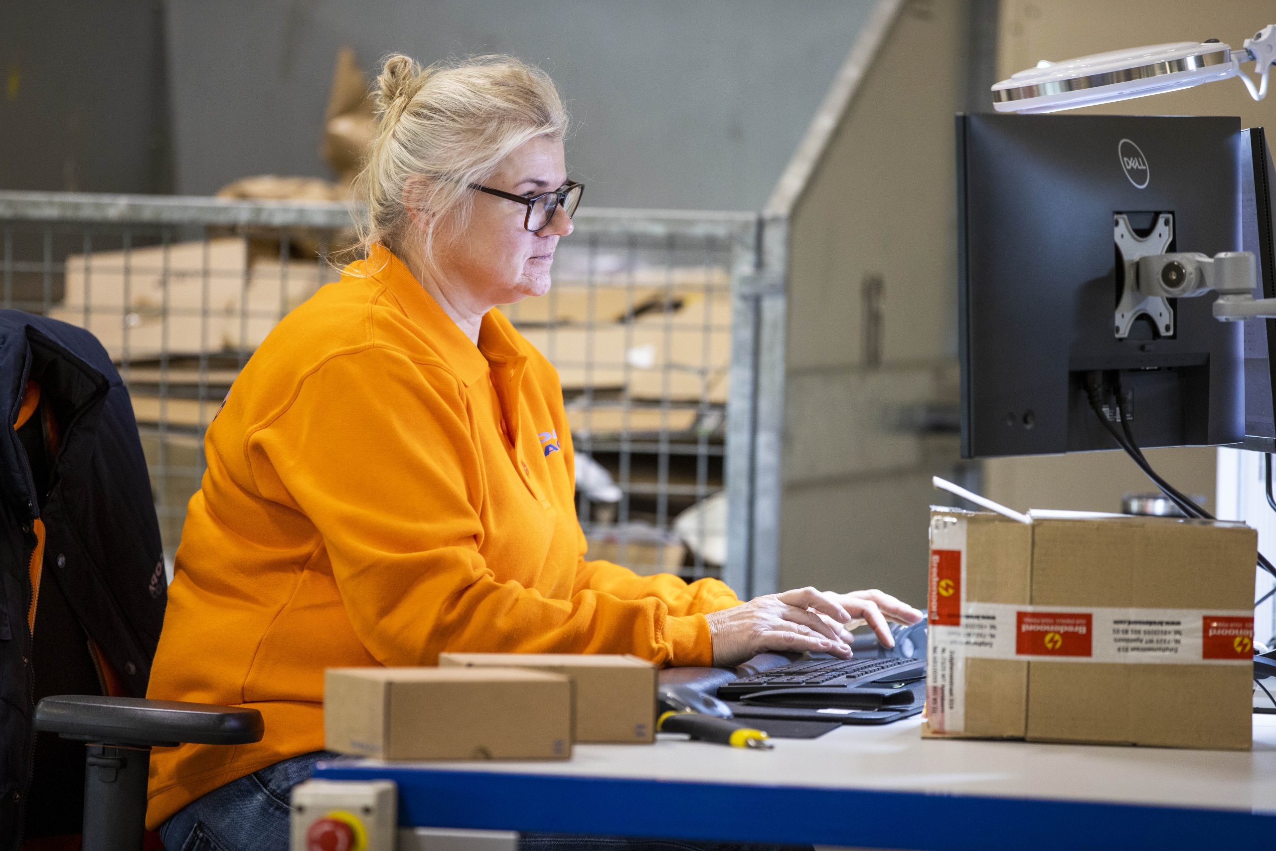 Retourverwerking medewerker beoordeelt de retourzending.