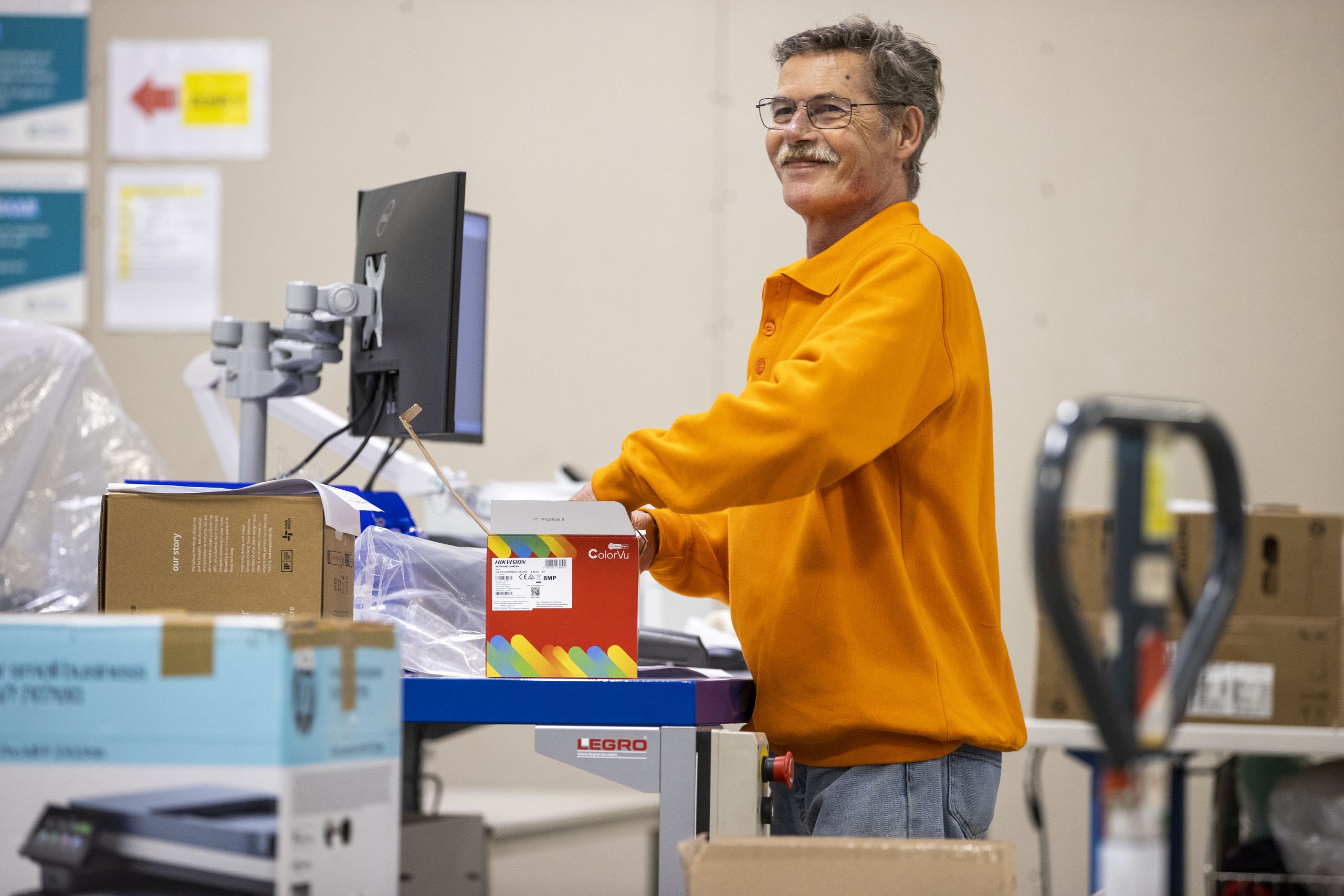 Medewerker retouren is een retourzendingen aan het verwerken