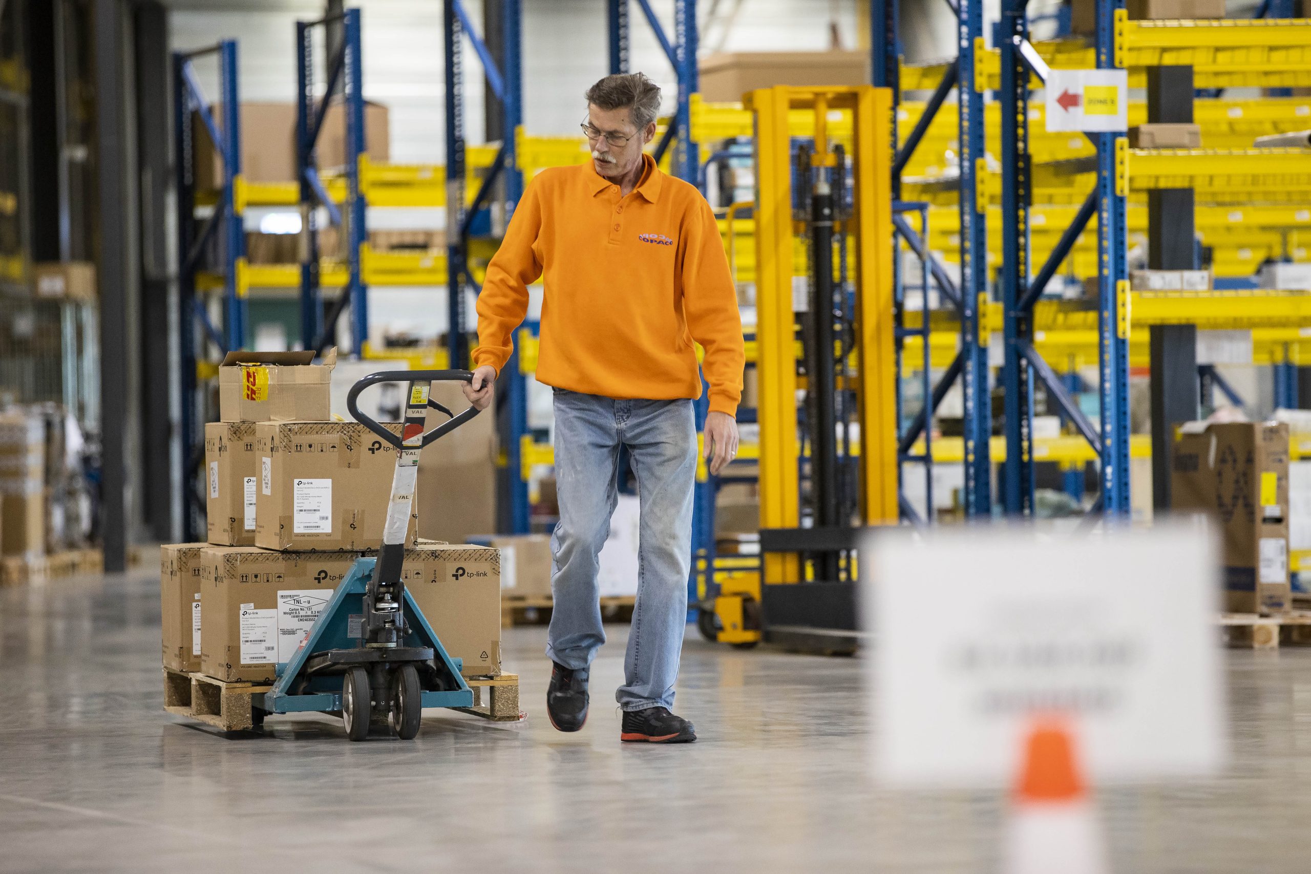 Retourverwerking medewerker brengt de retourzending naar een nieuwe locatie bij Yours Value Logistics