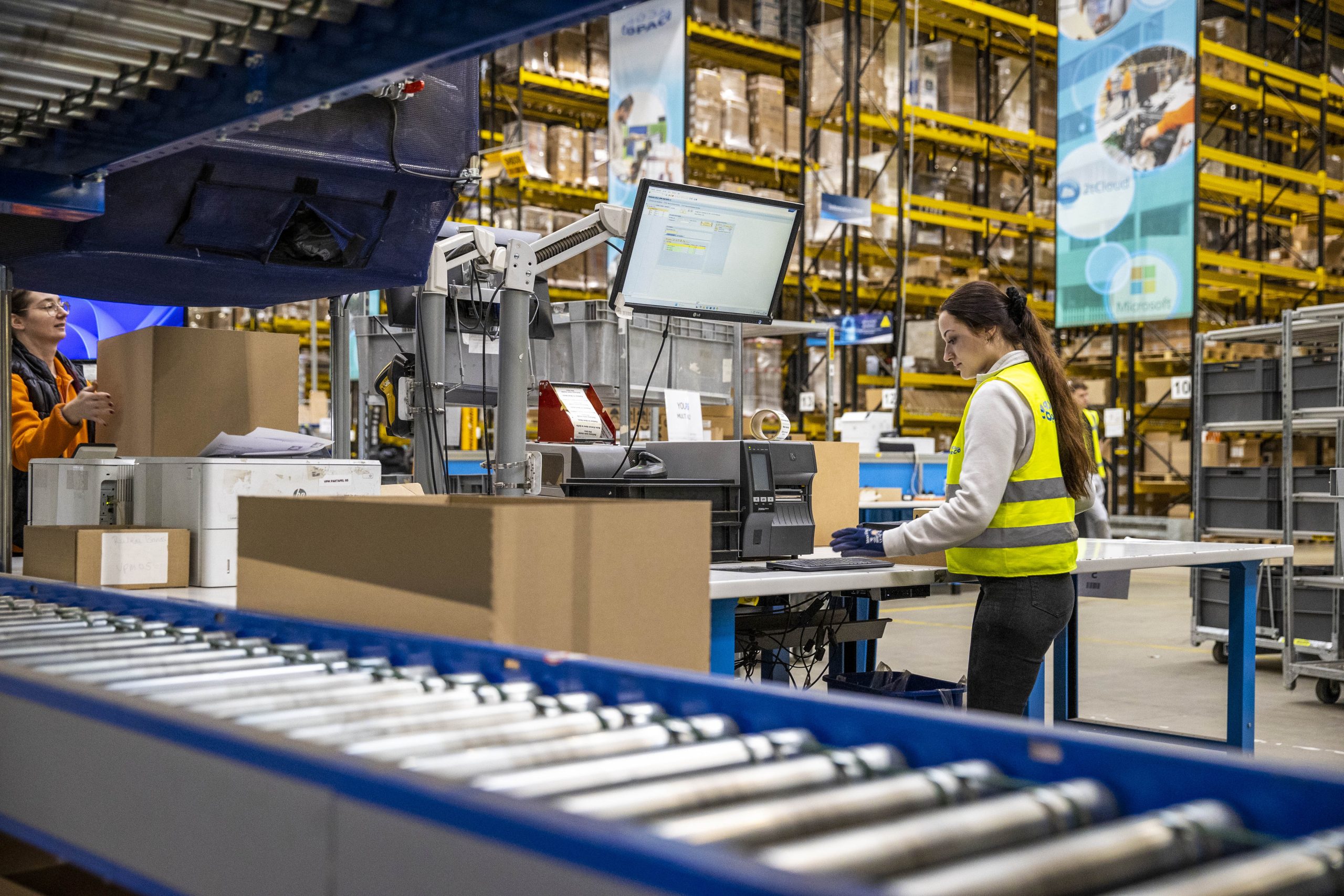 Medewerker die handelingen van het order fulfilment proces uitvoert