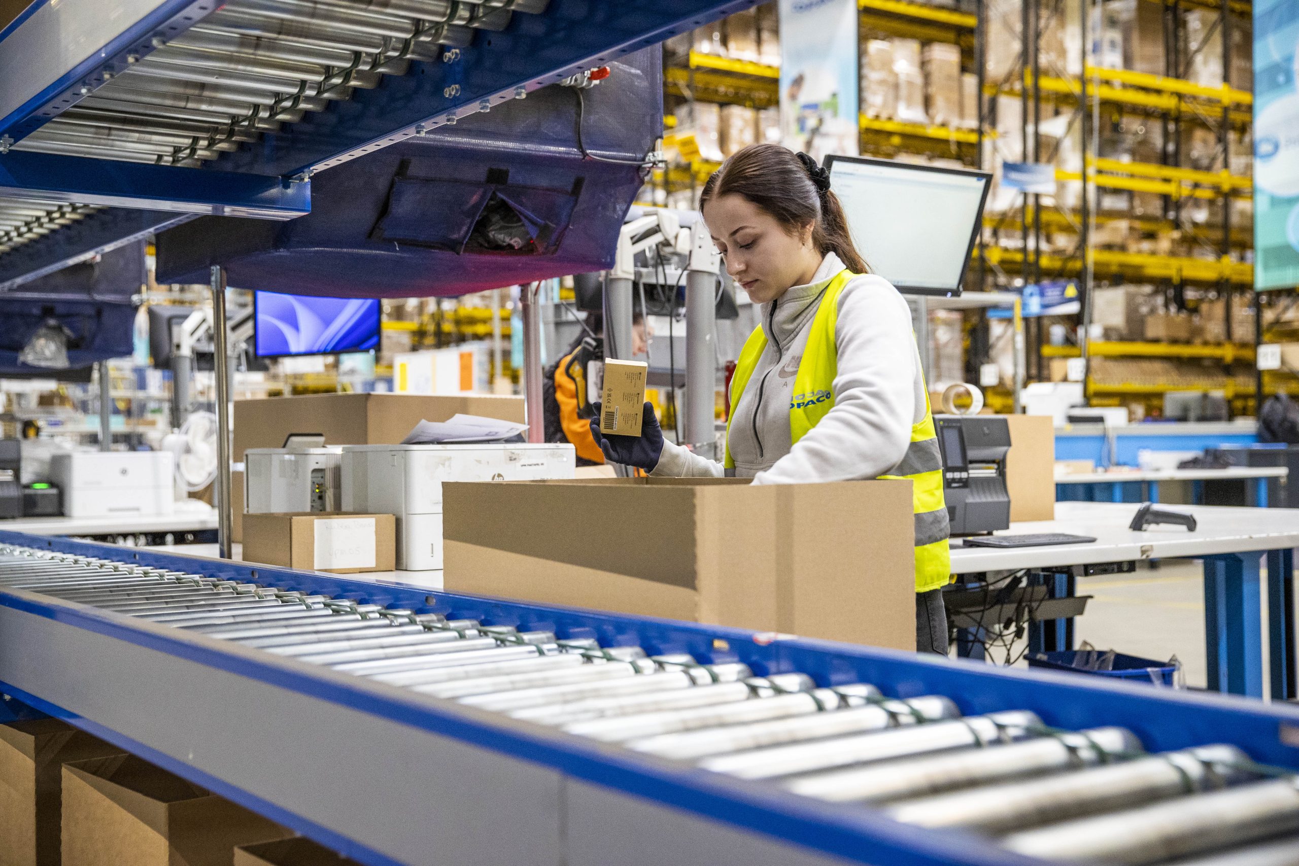 Het verpakken van een product door een medewerker van Yours Value Logistics in het magazijn