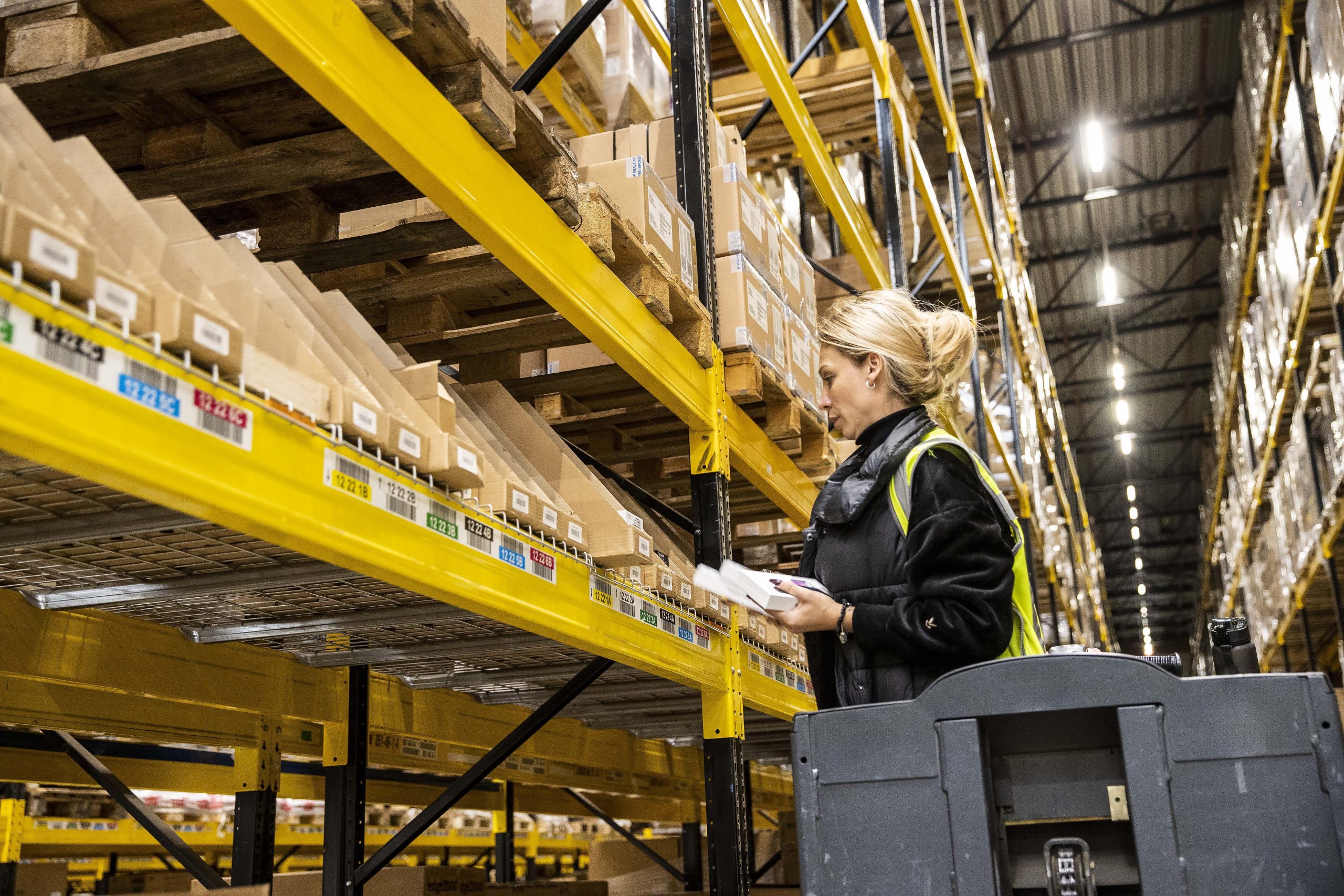 Medewerker van Yours Value Logistics werkt in het fulfilment center