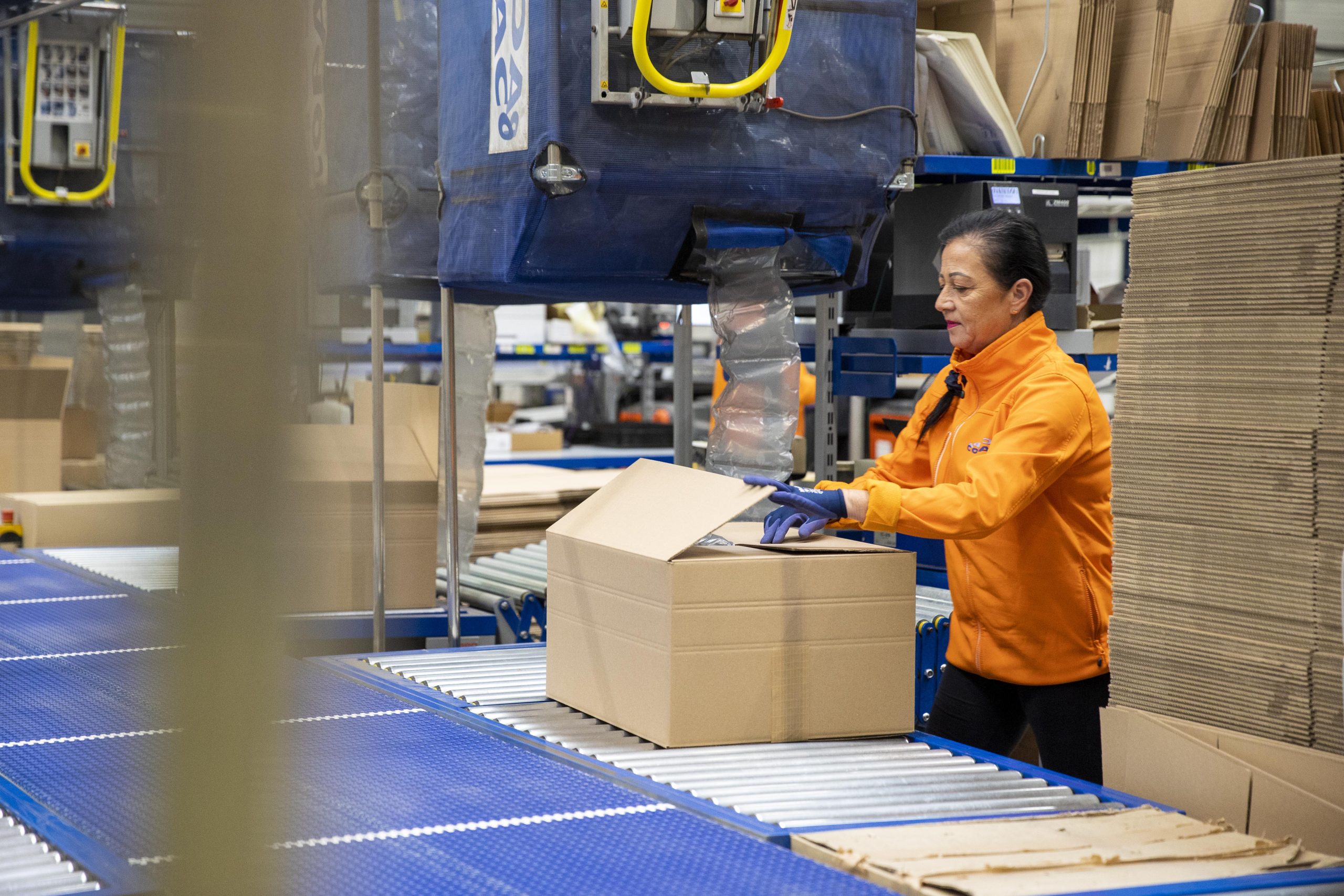 Medewerker van 3PL maakt een zending klaar