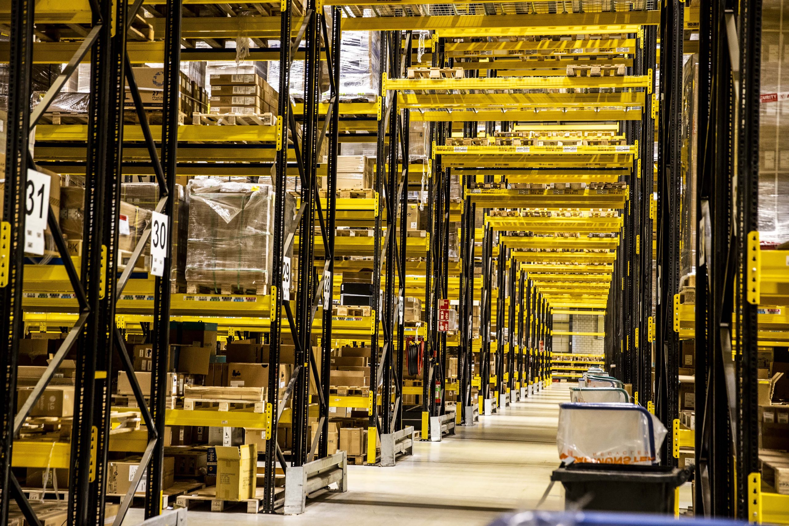 Een afbeelding van een fulfilment center waar je fulfilment kosten betaalt.
