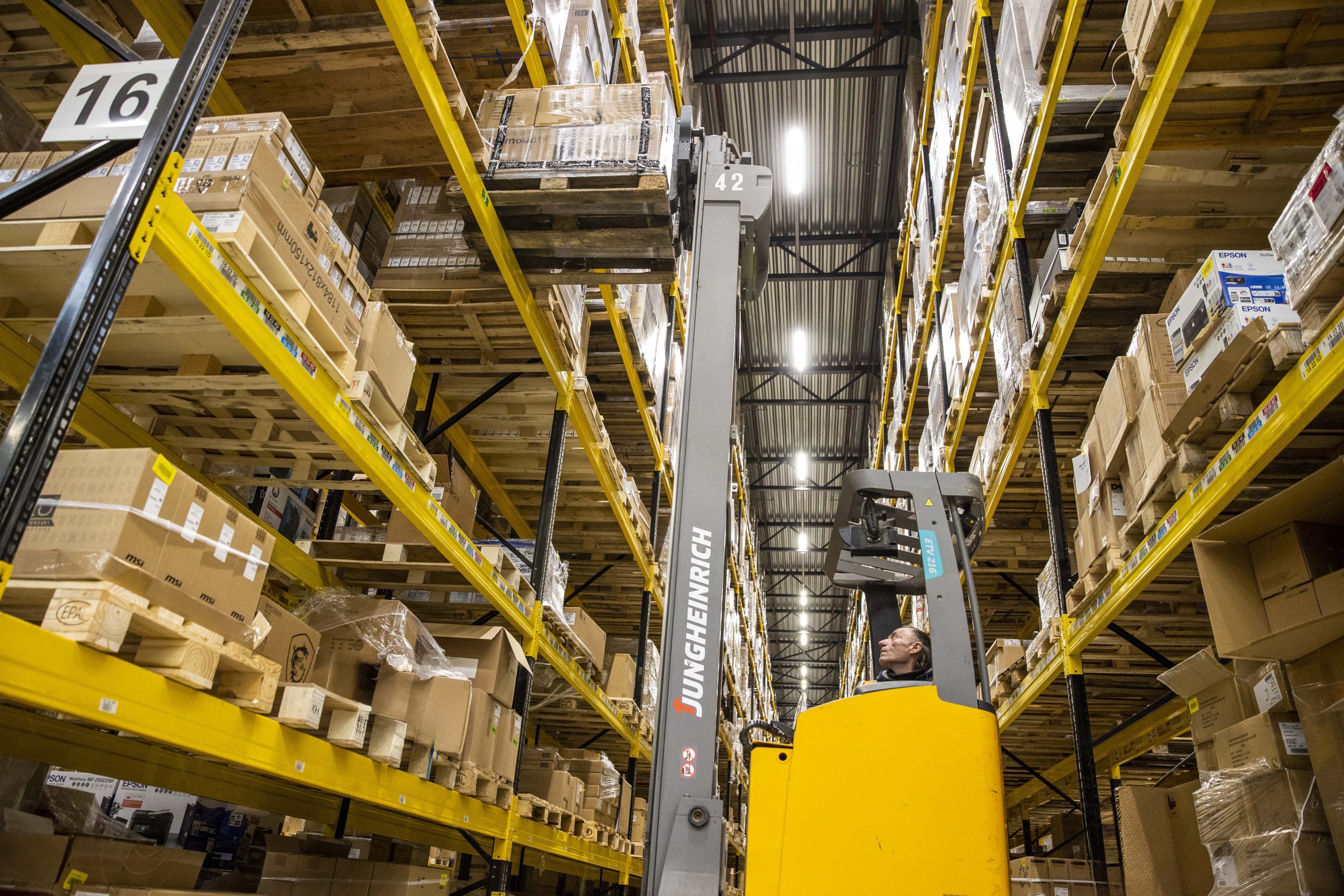 Een pallet voorraad wordt opgeslagen in een stelling in het magazijn