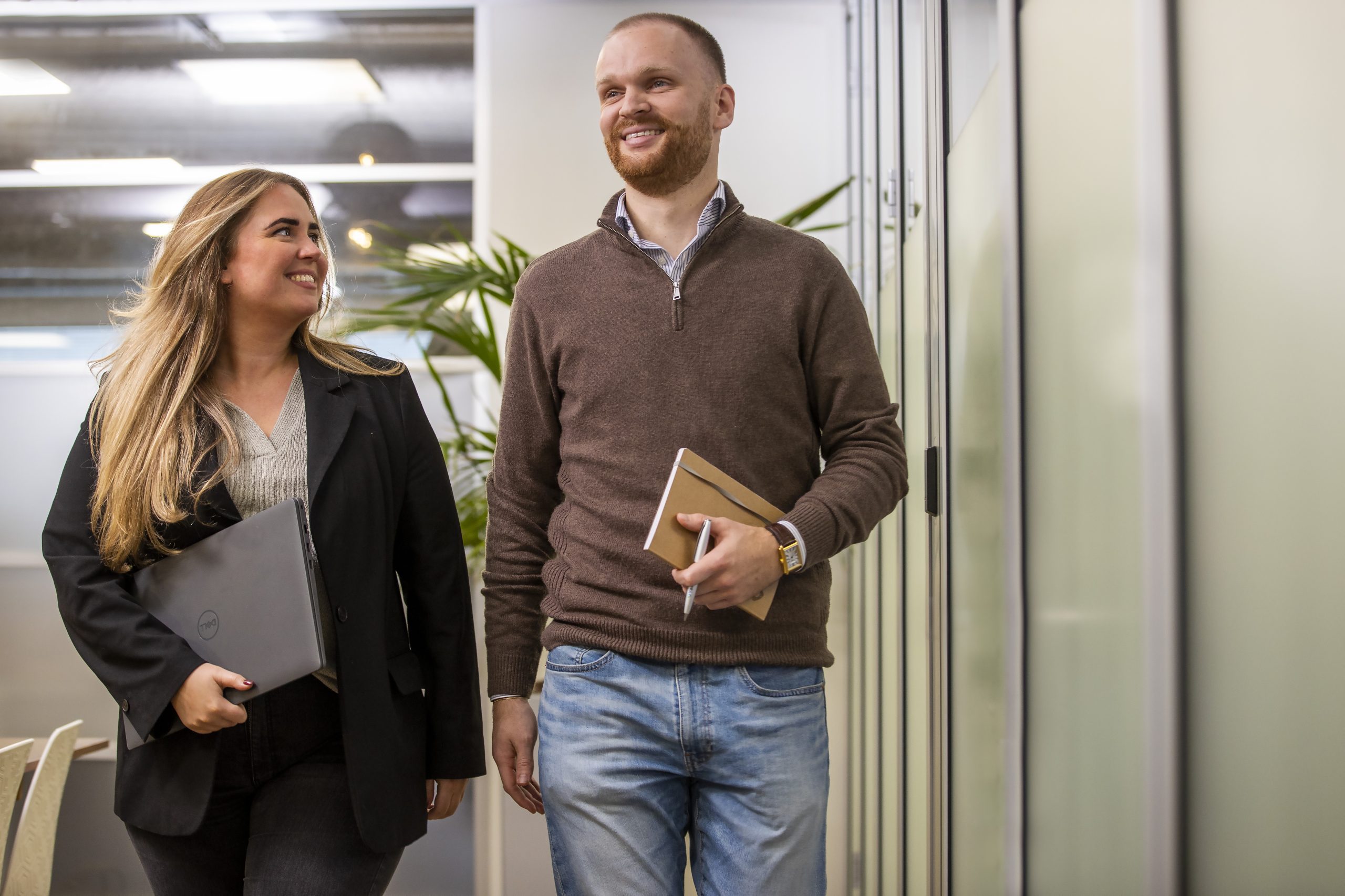 Medewerker van Yours loopt