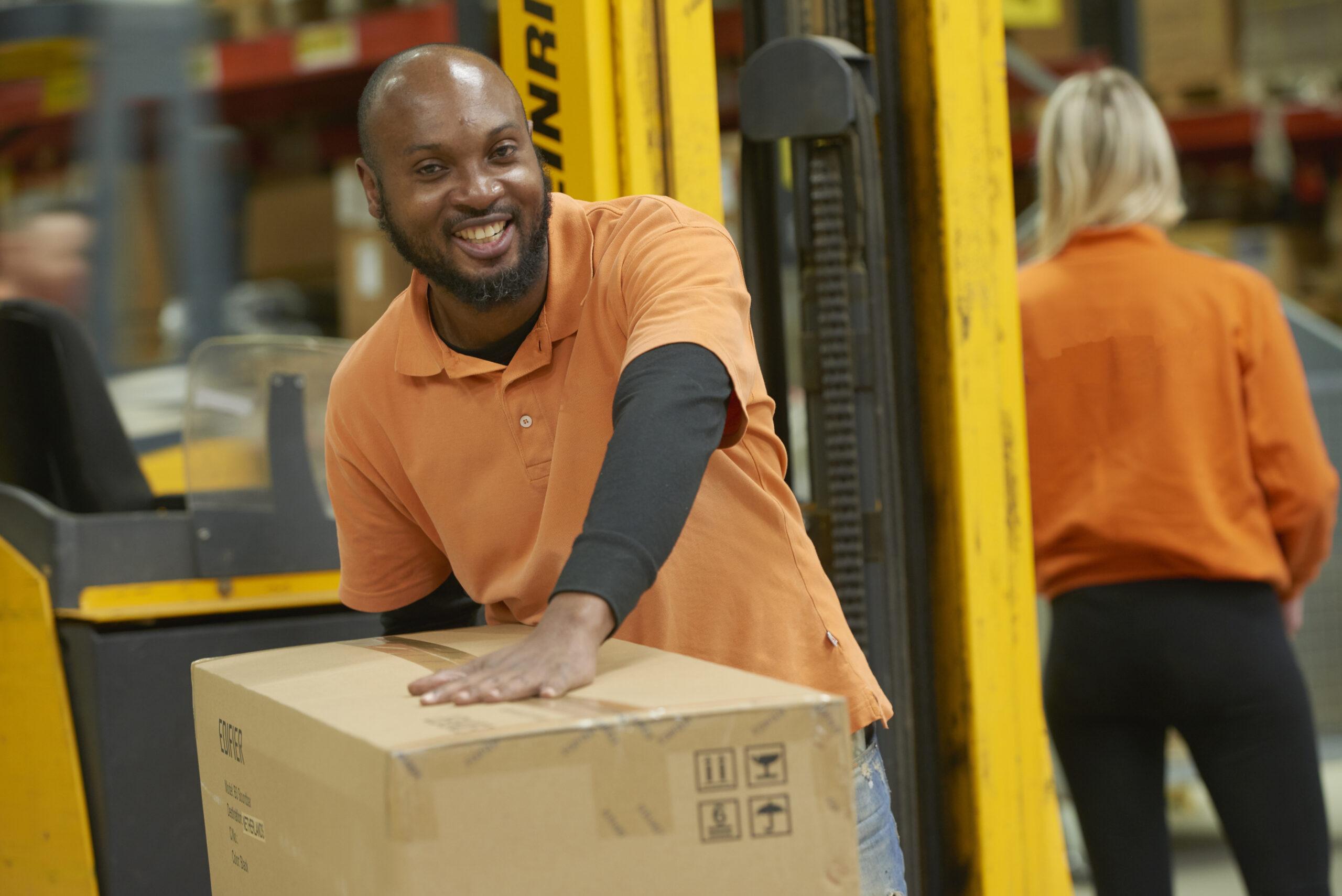 Medewerker uit het magazijn van Yours Value Logistics die bezig is met fulfilment.