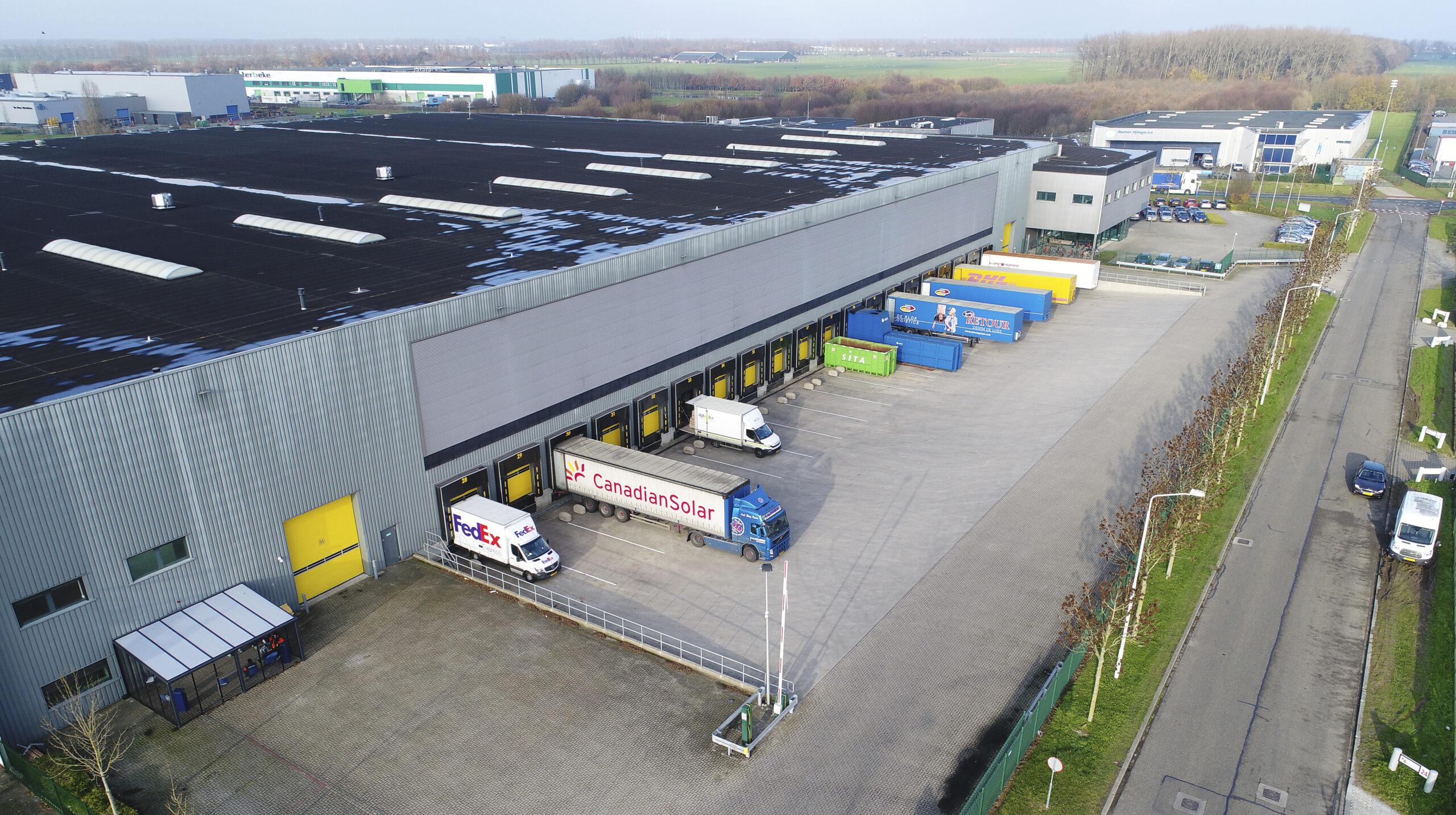 Het warehouse in Wijchen waar vrachtwagens staan om te vertrekken