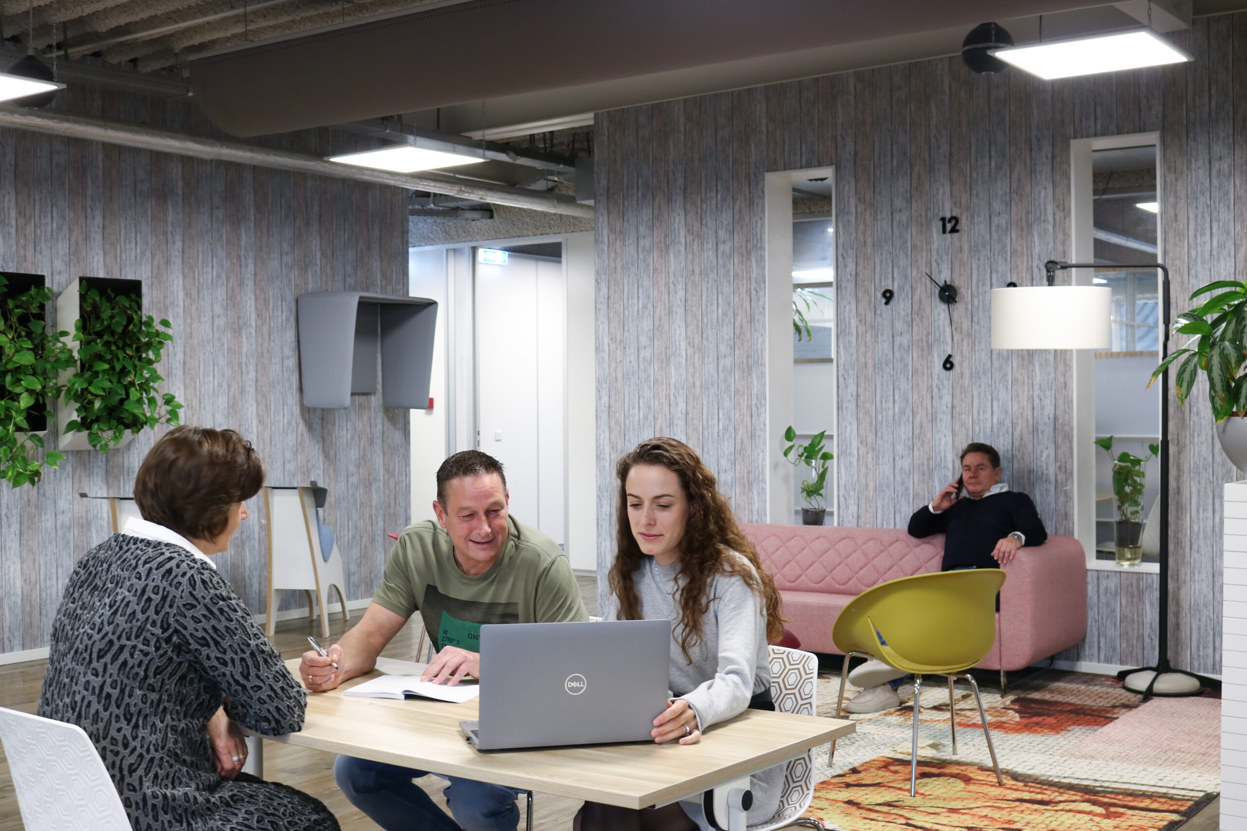 Medewerkers van Yours Value Logistics voorzien van advies bij een laptop
